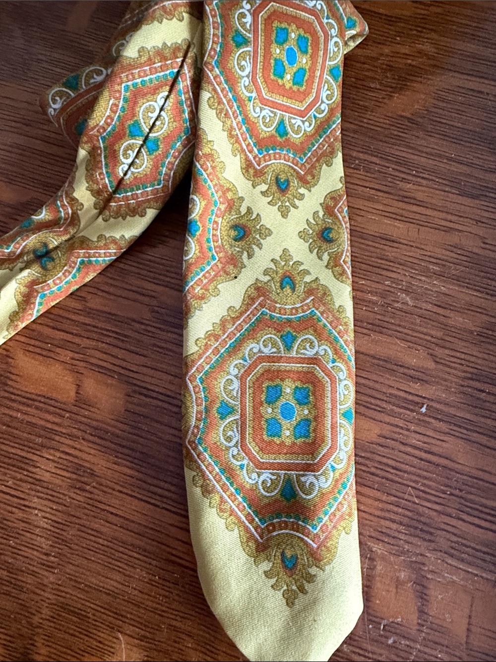 Yellow Medallion Pattern Men’s Necktie - Picture 4 of 4